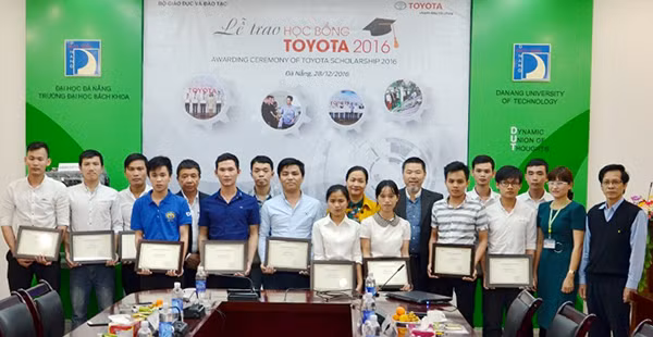 Chương trình học bổng Toyota năm 2016 đã trao tặng học bổng cho các sinh viên xuất sắc của các trường Đại học tại Miền Trung – Tây Nguyên vào chiều ngày 28-12. Chương trình học bổng Toyota năm 2016 đã trao tặng học bổng cho các sinh viên xuất sắc của các trường Đại học tại Miền Trung – Tây Nguyên vào chiều ngày 28-12.