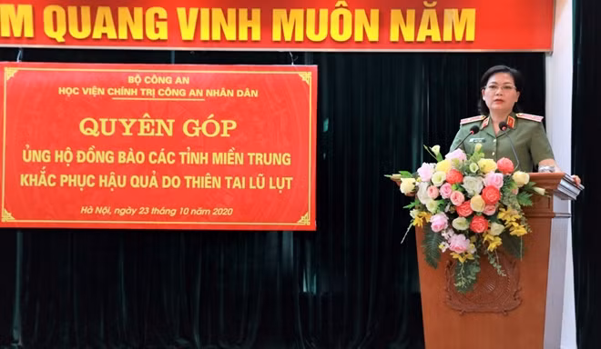Thiếu tướng Đinh Ngọc Hoa, Phó Giám đốc Học viện phát động quyên góp ủng hộ đồng bào miền Trung