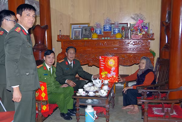 Lãnh đạo Công an tỉnh và đại diện lãnh đạo một số đơn vị thuộc Công an tỉnh đã đến thăm, tặng quà Mẹ Việt Nam anh hùng Phạm Thị Nhì Lãnh đạo Công an tỉnh và đại diện lãnh đạo một số đơn vị thuộc Công an tỉnh đã đến thăm, tặng quà Mẹ Việt Nam anh hùng Phạm Thị Nhì