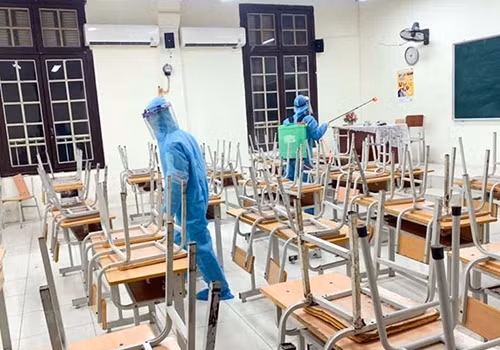 Ảnh minh họa: Các cơ sở giáo dục vệ sinh trường học, khử khuẩn để chuẩn bị đón học sinh đi học trở lại