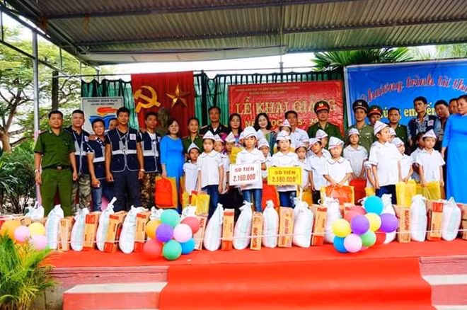 Đại úy Nguyễn Khánh Quỳnh (ngoài cùng, bên trái) cùng đồng nghiệp và các thành viên CLB Minsk Thái Nguyên trao quà cho trẻ em nghèo.