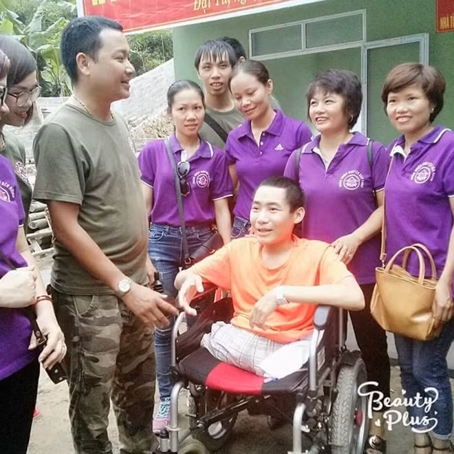 Anh Phạm Văn Hảo hạnh phúc khi nhận được ngôi nhà mới do Đại úy Nguyễn Khánh Quỳnh và các thành viên ủng hộ, đóng góp xây dựng.