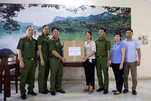 Cũng nhân dịp Tết Trung thu 2019, phòng CTĐ,CTCT&CTQC và các tổ chức quần chúng Học viện CSND cũng đã có những phần quà tặng cho các cháu là con em cán bộ, công nhân viên của phòng Quản lý nhà ăn và Đội xe Văn phòng Học viện.