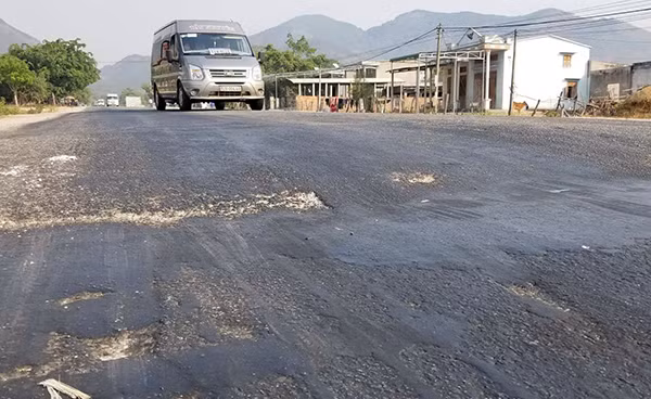 Các vị trí tiếp giáp giữa mặt đường cũ và mới tạo độ chênh khoảng 30cm.