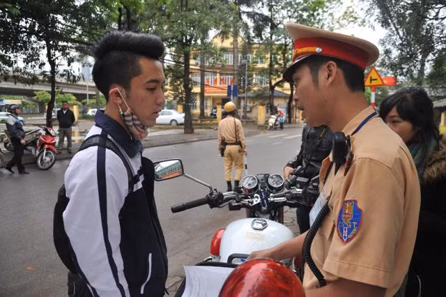 CSGT nhắc nhở học sinh đội mũ bảo hiểm