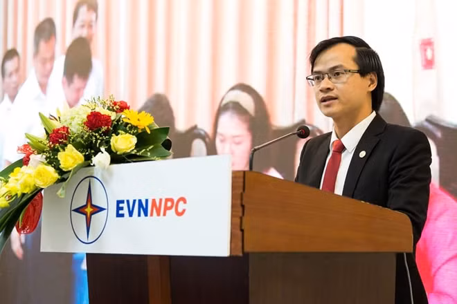 Đại diện văn phòng phát triển kỷ lục gia Việt Nam đọc quyết định xác lập kỷ lục bức tranh vân tay.