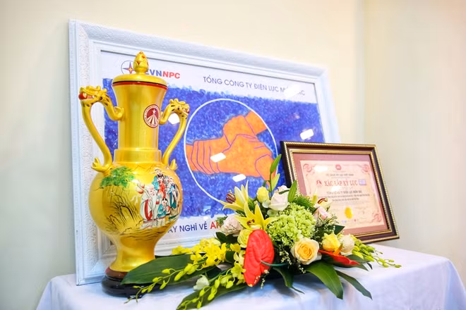 Bức tranh dấu vân tay cùng Cup và giấy chứng nhận được đặt tại vị trí trang trọng của buổi lễ