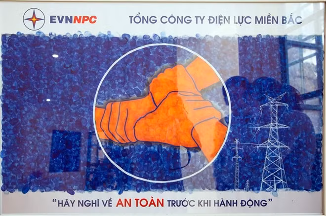 Dấu vân tay của ngón tay cái bên tay phải của cán bộ, công nhân viên tổng công ty Điện lực miền Bắc.