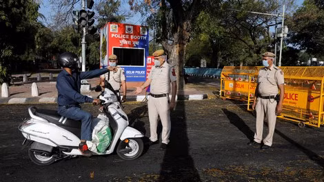 Chốt kiểm tra lệnh phong tỏa tại New Delhi (Ấn Độ) ngày 25/3/2020.