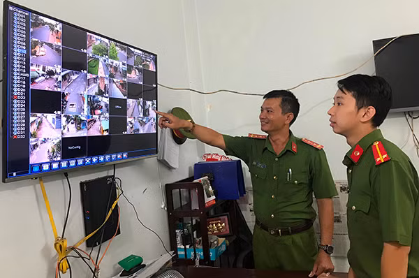 Công an phường Hưng Lợi (quận Ninh Kiều) theo dõi tình hình ANTT trên địa bàn qua hệ thống camera an ninh.
