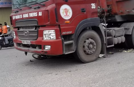 Hiện trường vụ tai nạn khiến người phụ nữ chết thảm.