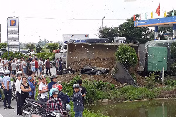 Người dân hiếu kỳ theo dõi vụ tai nạn. Ảnh: T.C.Phong