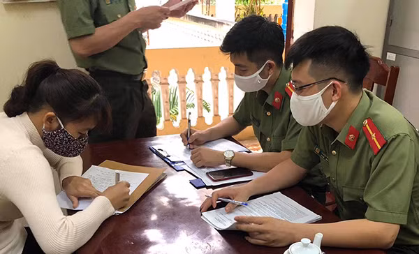 Công an huyện Thường Xuân làm việc với Lê Thị Hương Công an huyện Thường Xuân làm việc với Lê Thị Hương