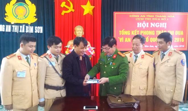Công an thị xã Bỉm Sơn trao trả lại tài sản cho anh Lã Hải Khánh