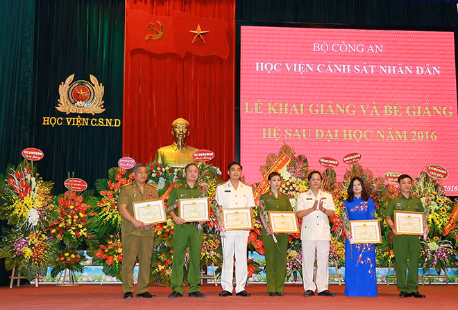Trung tướng Nguyễn Xuân Yêm, Giám đốc Học viện CSND trao bằng khen cho các học viên xuất sắc toàn khóa học