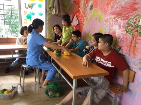 Nhận biết những loại quả cũng là bài học khó đối với các em.