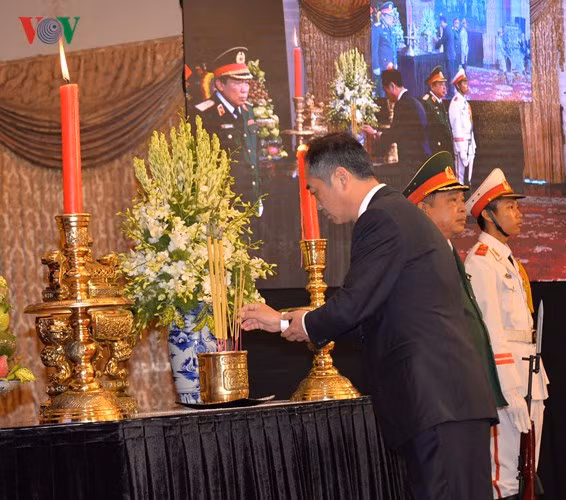 Tổng lãnh sự Trung Quốc tại TPHCM thắp hương viếng Nguyên Tổng Bí thư Đỗ Mười. (Ảnh: Hà Khánh)