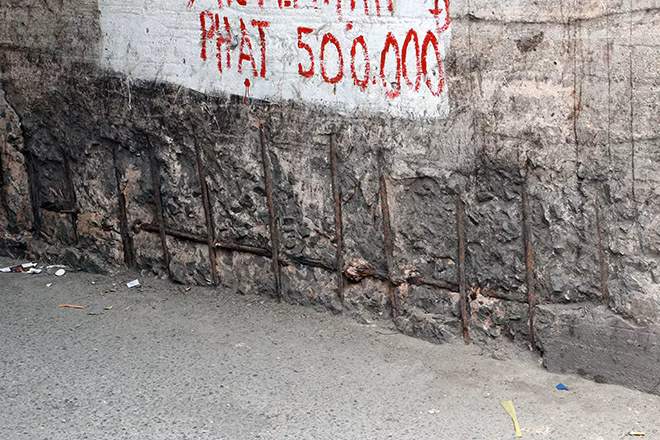 Sau nhiều năm sử dụng, vòm cầu đã xuống cấp khá nhiều, lộ ra khung thép bên trong. Người dân mong muốn chính quyền khi thực hiện dự án cần tính toán kĩ đến yếu tố an toàn cho hệ thống vòm cầu trăm tuổi trên.