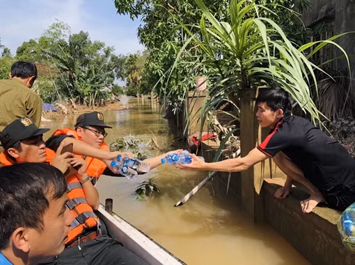 Trung đoàn CSCĐ Bắc Trung Bộ tặng quà, giúp nhân dân khắc phục bão lũ