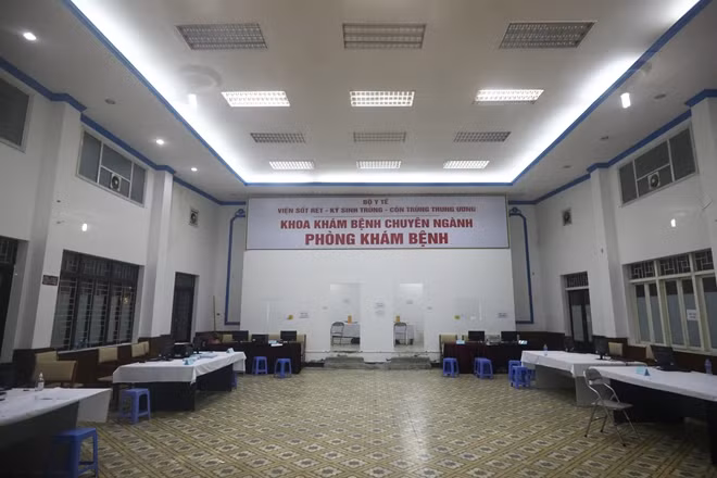 Một phòng khám mới đã được dụng lên ngay tại hội trường. Mặc dù phải tới 6h sáng mới bắt đầu xét nghiệm nhưng từ hơn sáng sớm, nhiều phụ huynh đã đưa con nhỏ tới đây ngồi chờ bên ngoài phòng khám.