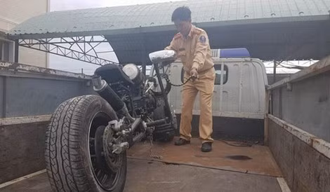 Cảnh sát giao thông xử lý một chiếc xe có hình thù kỳ lạ. Cảnh sát giao thông xử lý một chiếc xe có hình thù kỳ lạ.