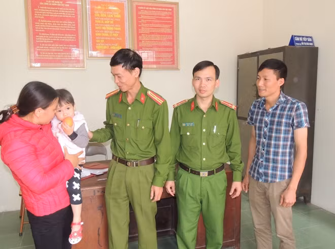 CBCS Công an phường Hai Bà Trưng giúp gia đình tìm lại cháu bé bị lạc.