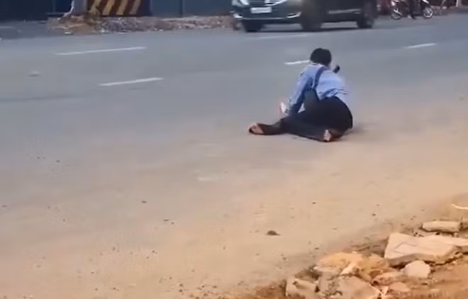 Thanh niên bò lê lết trên đường bán vé số khi bị phát hiện bỗng dưng đi lại được.