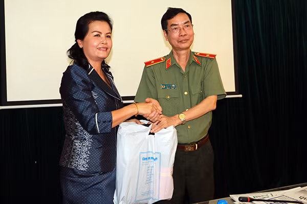 Thay mặt Báo CAND, Thiếu tướng Phạm Văn Miên tặng quà Đoàn nhà báo Vương quốc Campuchia. Thay mặt Báo CAND, Thiếu tướng Phạm Văn Miên tặng quà Đoàn nhà báo Vương quốc Campuchia.