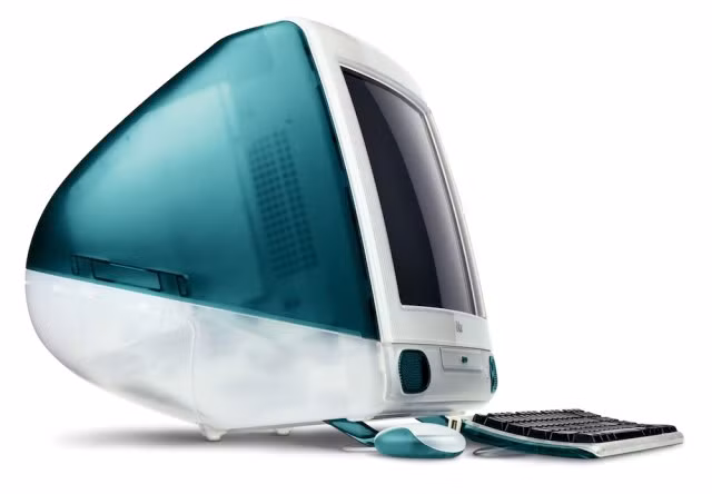 Trong khi NeXT computer là ký ức chia ly với Apple thì Bondi Blue iMac lại là người chứng kiến cho cuộc tái hợp khi Steve Jobs quay trở lại vực dậy Apple đang trong cơn khủng hoảng, trên bề tan vỡ. iMac được thiết kế trông như quả bóng nhựa màu xanh tích hợp cả màn hình và máy tính. Dễ dùng, thiết kế bắt mắt, iMac nhanh chóng tạo ra được cơn sốt lớn trong cộng đồng công nghệ thời bấy giờ giúp Steve Jobs vực dậy Apple từ đống đổ nát. Điểm đáng chú ý khác là chiếc iMac này không dùng ổ đĩa mềm và khởi đầu cho một thương hiệu với chữ “i” phía trước.