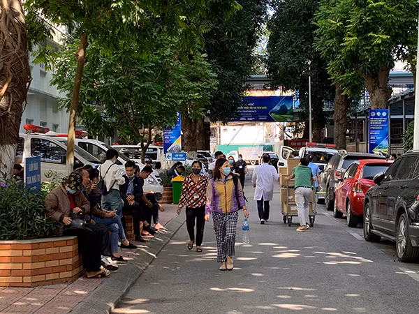 Người dân phải đeo khẩu trang khi đến bệnh viện, nơi đông người. Người dân phải đeo khẩu trang khi đến bệnh viện, nơi đông người.