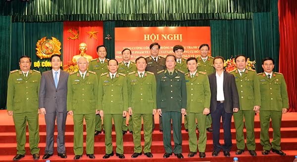 Thứ trưởng Lê Quý Vương với các đại biểu tham dự Hội nghị