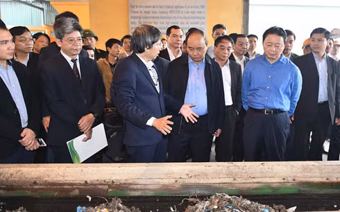 Thủ tướng nghe lãnh đạo Công ty HMC giới thiệu về mô hình công nghệ điện rác