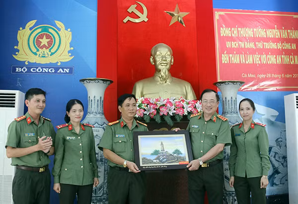 Thứ trưởng Nguyễn Văn Thành, tặng quà lưu niệm CBCS Ban Quản lý Khu di tích lịch sử Quốc gia Hòn Đá Bạc.