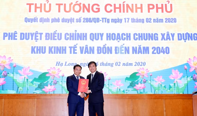 Lãnh đạo tỉnh Quảng Ninh nhận Quyết định của Thủ tướng Chính phủ