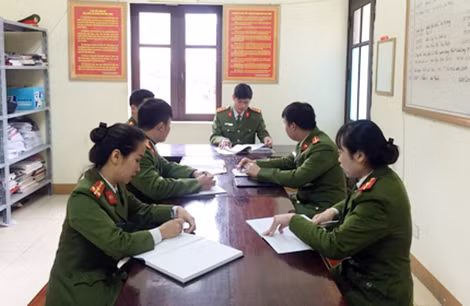 Đại úy Đặng Trần Hoàng họp bàn kế hoạch với đồng đội trước giờ phá án. Đại úy Đặng Trần Hoàng họp bàn kế hoạch với đồng đội trước giờ phá án.