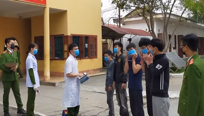 Lực lượng công an triển khai, thực hiện các biện pháp ngăn chặn sự lây lan của COVID-19