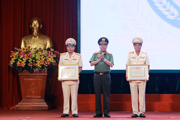 Thiếu tướng Đào Gia Bảo, Cục trưởng Cục Công tác Đảng và công tác chính trị- Bộ Công an tặng danh hiệu Chiến sỹ thi đua toàn lực lượng cho hai đồng chí Phó Giám đốc gồm Thiếu tướng Nguyễn Anh Tuấn và Đại tá Nguyễn Thanh Tùng