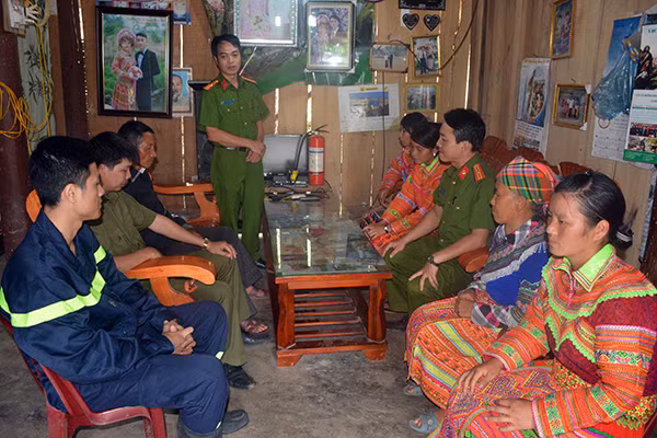 Cán bộ Công an tỉnh Tuyên Quang tuyên truyền pháp luật tại địa bàn thôn Đồng Trang, xã Hùng Lợi, huyện Yên Sơn.