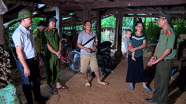 Công an huyện Quỳnh Nhai (Sơn La) tuyên truyền để người dân nâng cao cảnh giác, không bị kẻ xấu lợi dụng kích động.