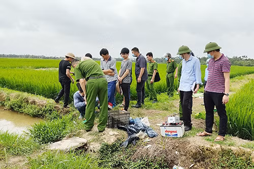 Lực lượng Công an khám nghiệm hiện trường.