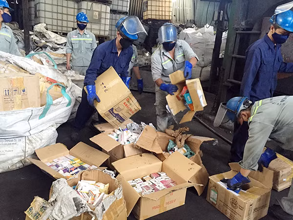 Tân dược, mỹ phẩm giả đưa đi tiêu hủy.