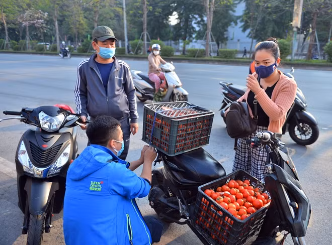 Các tình nguyện viên cho biết ngày mai sẽ có thêm trứng, rau củ quả để phục vụ người dân Thủ đô.