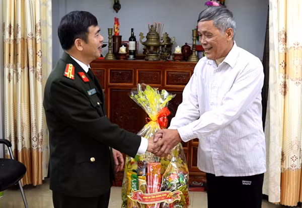 Đại tá Nguyễn Tiến Nam, Giám đốc Công an tỉnh cùng đoàn công tác dâng hương, tặng quà tại gia đình của các Bà mẹ Việt Nam anh hùng và thân nhân các liệt sỹ CAND. Đại tá Nguyễn Tiến Nam, Giám đốc Công an tỉnh cùng đoàn công tác dâng hương, tặng quà tại gia đình của các Bà mẹ Việt Nam anh hùng và thân nhân các liệt sỹ CAND.