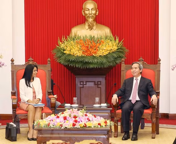 Ông Nguyễn Văn Bình, Ủy viên Bộ Chính trị, Bí thư Trung ương Đảng, Trưởng ban Kinh tế Trung ương, tiếp Đoàn cán bộ Quỹ Tiền tệ Quốc tế (IMF) do bà Era Dabla-Norris làm trưởng đoàn. (Ảnh: Phương Hoa/TTXVN) Ông Nguyễn Văn Bình, Ủy viên Bộ Chính trị, Bí thư Trung ương Đảng, Trưởng ban Kinh tế Trung ương, tiếp Đoàn cán bộ Quỹ Tiền tệ Quốc tế (IMF) do bà Era Dabla-Norris làm trưởng đoàn. (Ảnh: Phương Hoa/TTXVN)