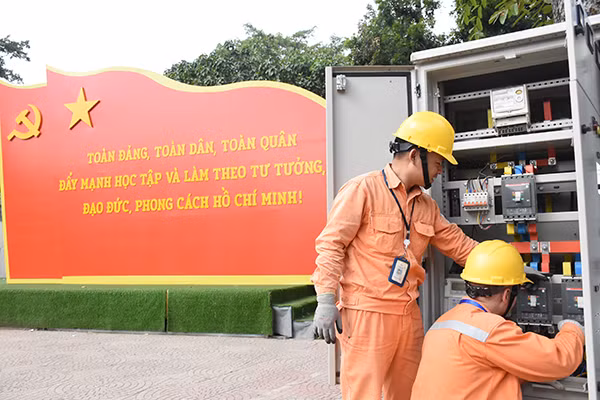 EVNHANOI sẵn sàng các phương án cung ứng điện dịp lễ sắp tới.