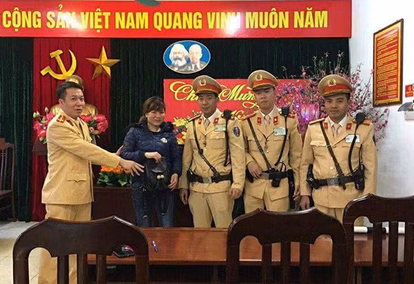 Chị Hoa tại Đội CSGT số 6 trước khi về quê ăn Tết với gia đình.