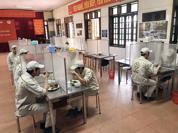 Công nhân trong các khu công nghiệp tại Vĩnh Phúc tuân thủ nghiêm quy định phòng, chống dịch của Bộ Y tế khi giữ đúng khoảng cách trong giờ ăn ca.