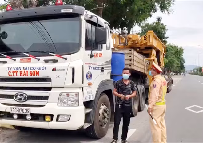 CSGT kiểm tra, phát hiện xe kinh doanh vận tải sai quy định.