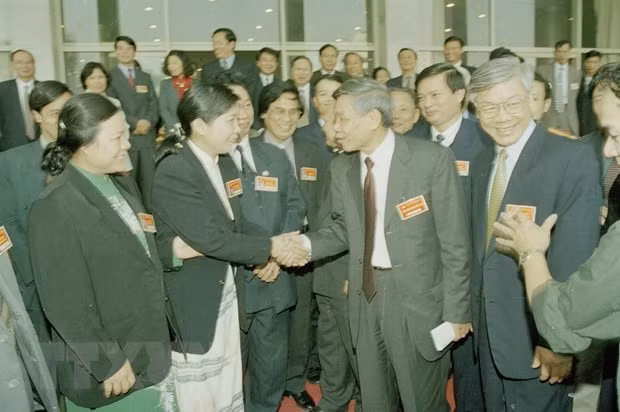 Tổng Bí thư Lê Khả Phiêu nói chuyện với đại biểu dự Đại hội Đảng bộ TP Hà Nội nhiệm kỳ 2000 – 2005. Ảnh: TTX