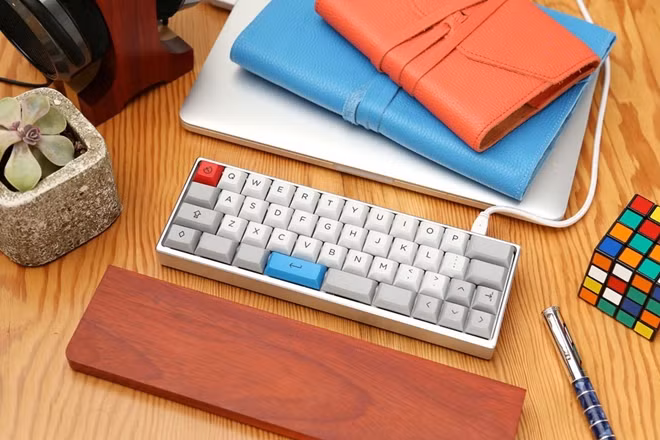 Cái tên tiếp theo là Minivan, sản phẩm đến từ Geekhack. Không còn hàng phím bấm chức năng từ F1 đến F12, cũng không còn phím Delete, Backspace truyền thống bởi các kỹ sư thiết kế đã tối giản đến mức tối đa trên Minivan khi chiếc bàn phím này chỉ có 40 nút gồm các ký tự, chữ cái...